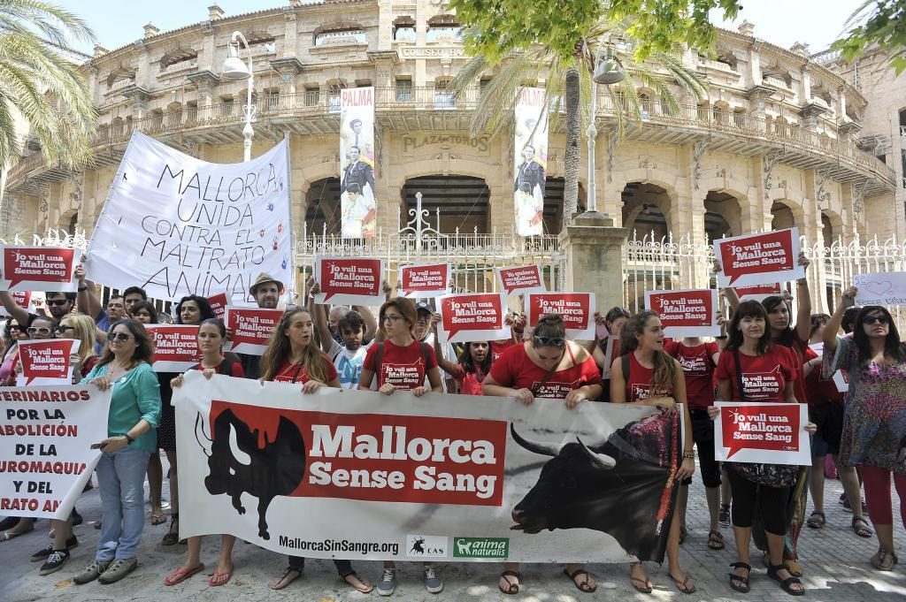 Antitaurinos manifestándose en Palma