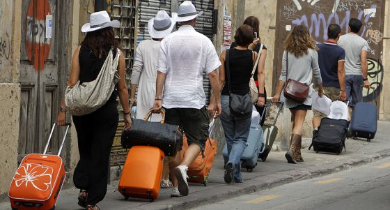 turistas con maletas