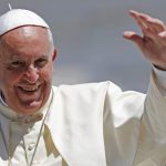 El Papa Francisco casa a una pareja a bordo de un avión