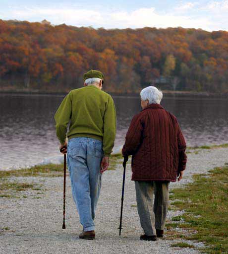 personas mayores paseando