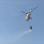 Un helicóptero se incorpora a la extinción del incendio de Pollença