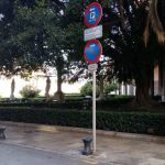 Cort señaliza una reserva de aparcamiento para el servicio de Taxi-Tour en la calle Palau Reial