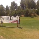 Arran despliega una pancarta en un campo de golf contra el "turismo de élite"