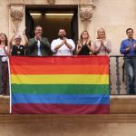 El Ajuntament de Palma cuelga la bandera LGTBI e invita a los miembros del colectivo a "vivir en libertad"