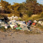 Denuncian la acumulación de basura y coches abandonados cerca de un parque de Palma