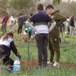Los alumnos del IES Binissalem plantan un bosque comestible