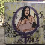 Pintada vandálica en un mural feminista
