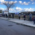 Los vecinos de Son Güells realizan una cadena humana contra la planta de hormigón