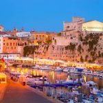 Menorca emerge como ejemplo de destino familiar alejado del turismo de excesos presente en otras zonas de Baleares