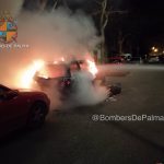 Los Bombers de Palma sofocan un incendio en un vehículo de madrugada en Son Gotleu