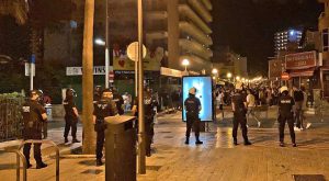 La Policía disuelve varios botellones por tercera noche consecutiva en Palma. La Policía Local y la Policía Nacional han disuelto, por tercera noche consecutiva desde que el Tribunal Supremo decretara el final del estado de alarma en Baleares, diversos botellones en Palma. SOCIEDAD ESPAÑA EUROPA ISLAS BALEARES AUTONOMÍAS AYUNTAMIENTO DE PALMA