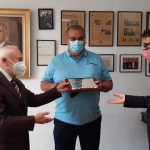 Iago Negueruela homenajea al Jefe de Obra Francisco de Haro  por sus 50 años ininterrumpidos en Grupo SAMPOL