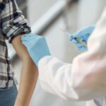 Los médicos advierten: la vacuna salva vidas pero no evita enfermar