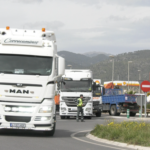 Los transportistas aprovechan la visita de Maroto y Ribera para protestar por la subida de carburantes
