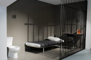 decorado inspirado en una habitación de cárcel.