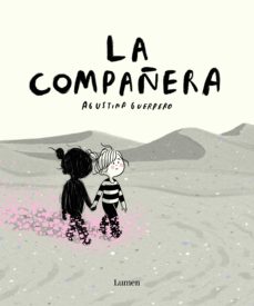Portada de "LA COMPAÑERA" de AGUSTINA GUERRERO. Aparece una niña acompañada de su propia sombra y están caminando de la mano por un desierto. La imagen es en blanco y negro.