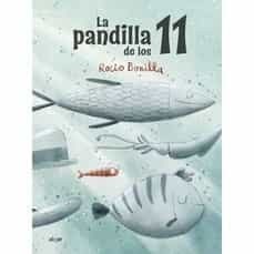 Portada de “LA PANDILLA DE LOS 11” de ROCIO BONILLA. Hay peces de diferentes especies de color azul verdoso, también una gamba de color naranja y un calamar.
