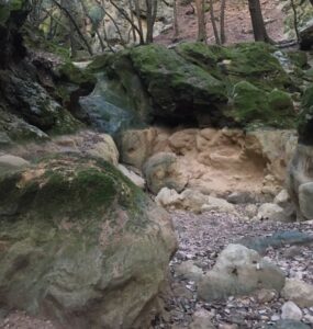 Cascada sin agua. Se puede ver donde llega el límite del agua, ya que una parte tiene musgo y la otra es la roca limpia con su color natural.